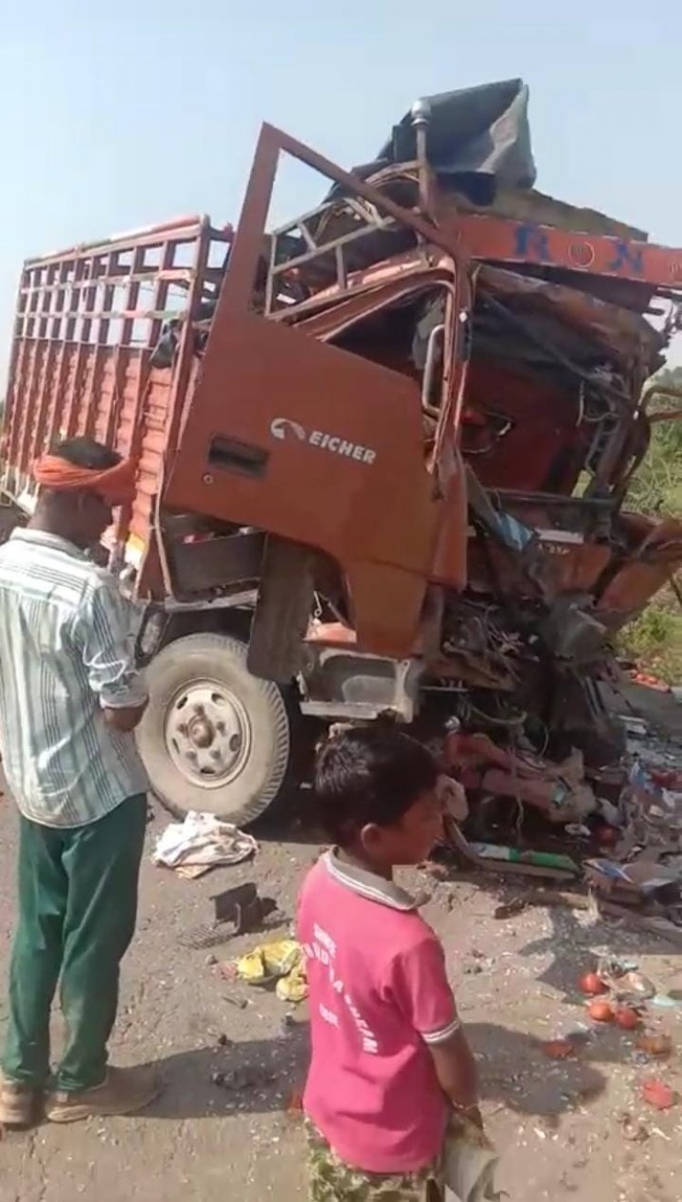 खड़े ट्रक से जा भिड़ी मिनी ट्रक, चालक और खलासी ने मौके पर ही दम तोड़ा