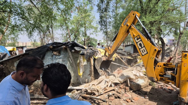 रीवा की सबसे बड़ी मलीन बस्ती पर चला नगर निगम का बुलडोजर, जो कोई न कर सका वह कमिश्नर ने कर दिखाया