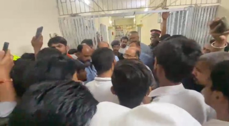 विवि में छात्रों ने मचाया हंगामा, कुलपति को घेरा, चेम्बर में घुस कर लगाए पोस्टर