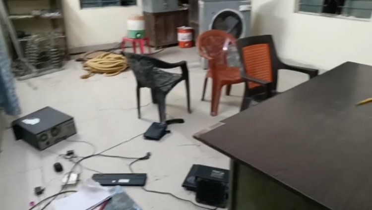 बिजली हुई बंद तो उपभोक्ता आ धमके आफिस, जमकर मचाया उत्पात और की तोड़फोड़