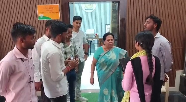 TRS कालेज के प्राचार्य कक्ष के बाहर लगा भाजपा सदस्य का पोस्टर, मचा बवाल