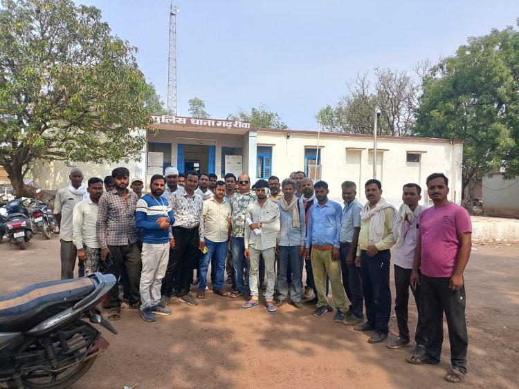 बिजली सुधारने गए थे कर्मचारी, गांव के दबंगों ने घेर कर पीटा, कईयों के सिर फूटे, थाना का घेरने के बाद पुलिस ने दर्ज की एफआईआर