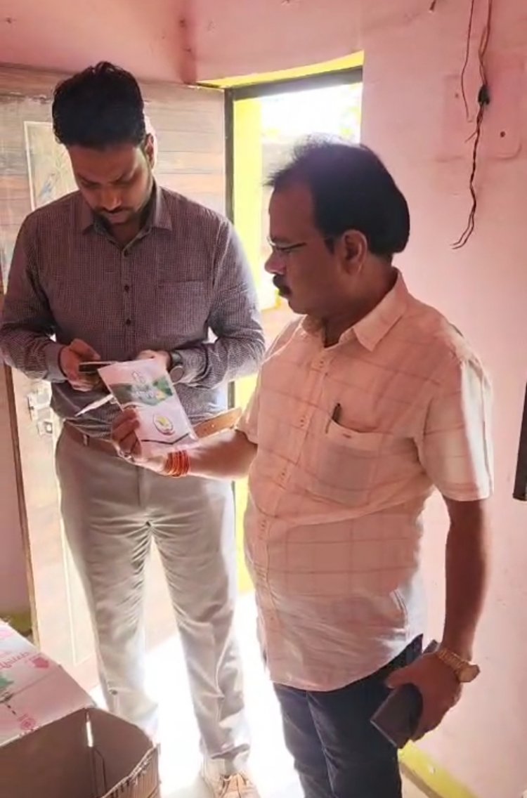 नकली फफूदनाशी दवा के गोदाम में रेड, लाखों के पैकेट जब्त, मशीन भी मिली