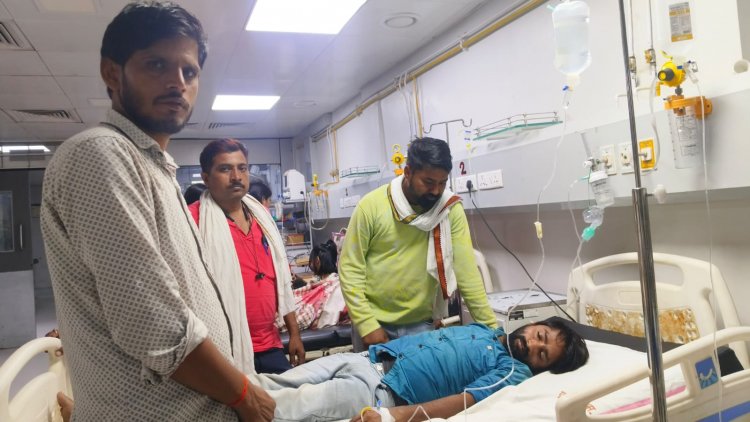 आमरण अनशन पर बैठे नौकरी से बाहर किए गए मीटर रीडर की बिगड़ी तबीयत, अस्पताल में भर्ती