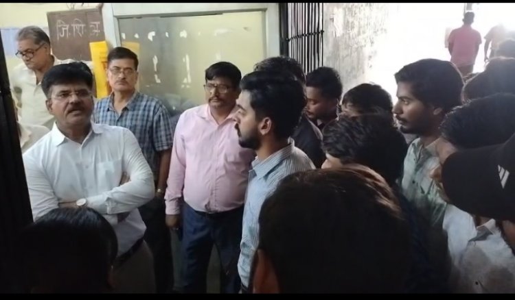 एबीवीपी ने डीईओ आफिस घेरा, स्कूलों में एडमिशन पर विसंगति का लगाया आरोप, जांच कराने की मांग
