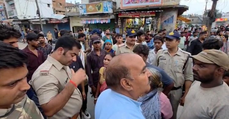 दिव्यांग युवक पर एक दिन पहले हुआ था हमला, दूसरे दिन हो गई मौत, परिजनों ने शव रख कर किया चकाजाम