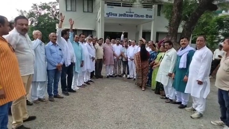 कांग्रेस प्रदेश अध्यक्ष के खिलाफ एफआईआर पर रीवा में भी भड़का गुस्सा, कांग्रेसियो ने एसपी कार्यालय घेरा, सौंपा ज्ञापन