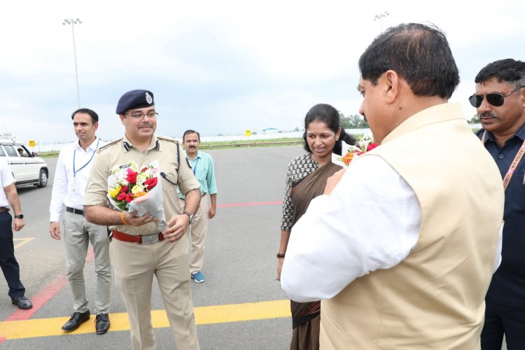 रीवा एयरपोर्ट पहुंचे सीएम, मिलने वालों का लगा तांता, जनप्रतिनिधि से लेकर अधिकारी तक पहुंचे, सीएम के खास विधायक भी पहुंचे