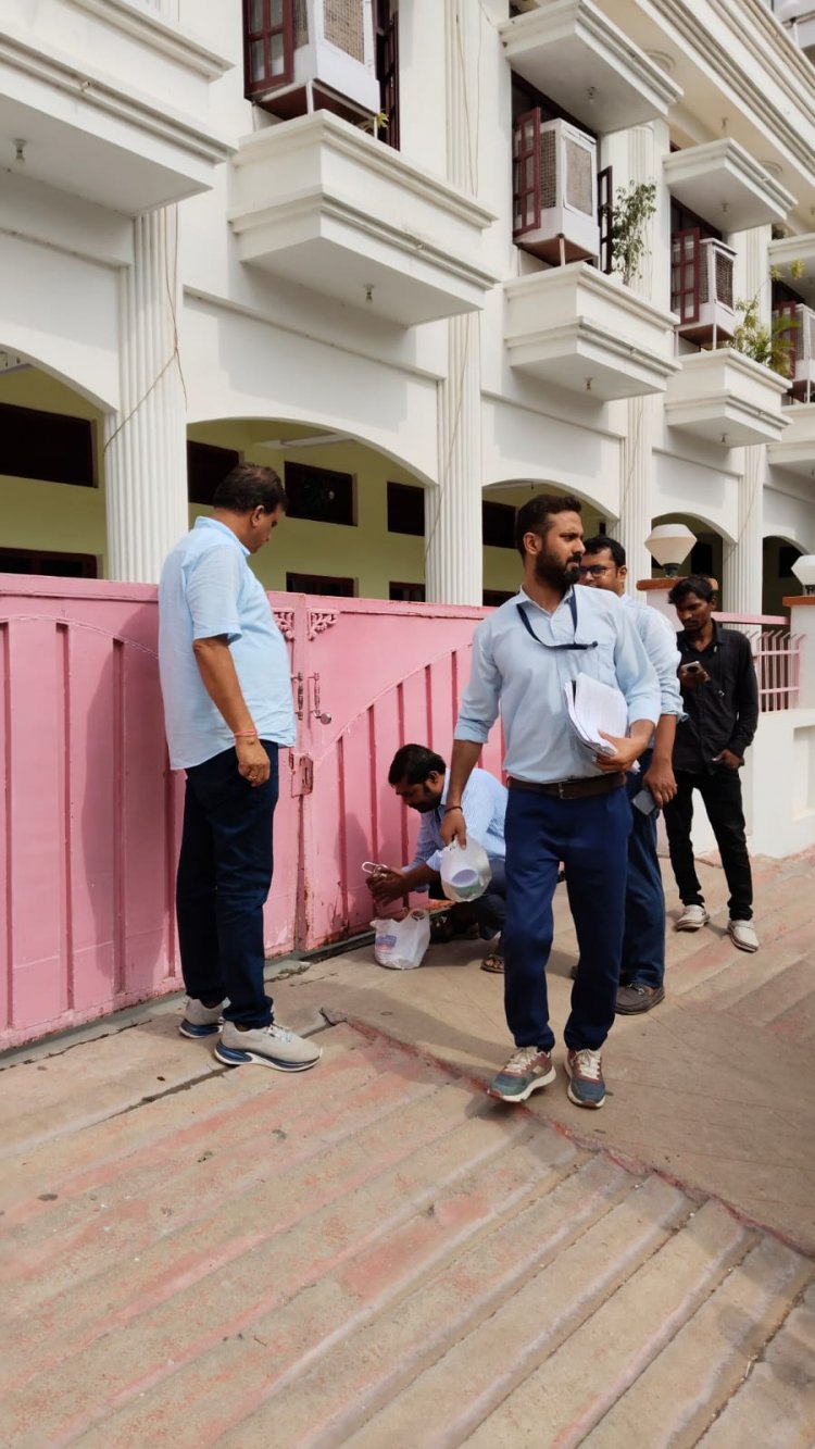 नगर निगम की टीम अचानक चन्द्रा मंगलम विवाह घर पहुंची और गेट पर जड़ दिया ताला, जाने क्या है वजह