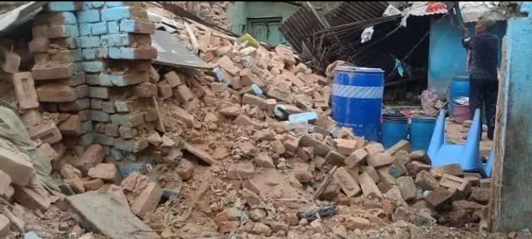 लापरवाही की हद है: आधी रात को भरभरा कर गिरा दो मंजिला जर्जर भवन, दो साल से कर रहे थे इसकी शिकायत