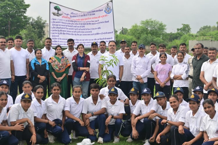 सीखना है तो इनसे सीखों: रीवा की पुलिस ही नहीं उनका परिवार भी लगाएगा पौधे और उनकी इफाजत करेगा