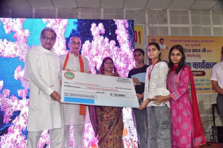 लैपटॉप की राशि देने छात्रों को बुलाया और सांसद ने उनके ही सामने माता पिता को कह दिए अपमानित करने वाली बात