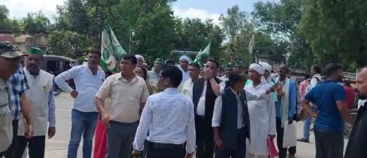 कलेक्ट्रेट के बाहर किसान यूनियन का हंगामा, आधी सड़क पर खुद बैठ गए और आधी में खड़ा कर दिए ट्रैक्टर