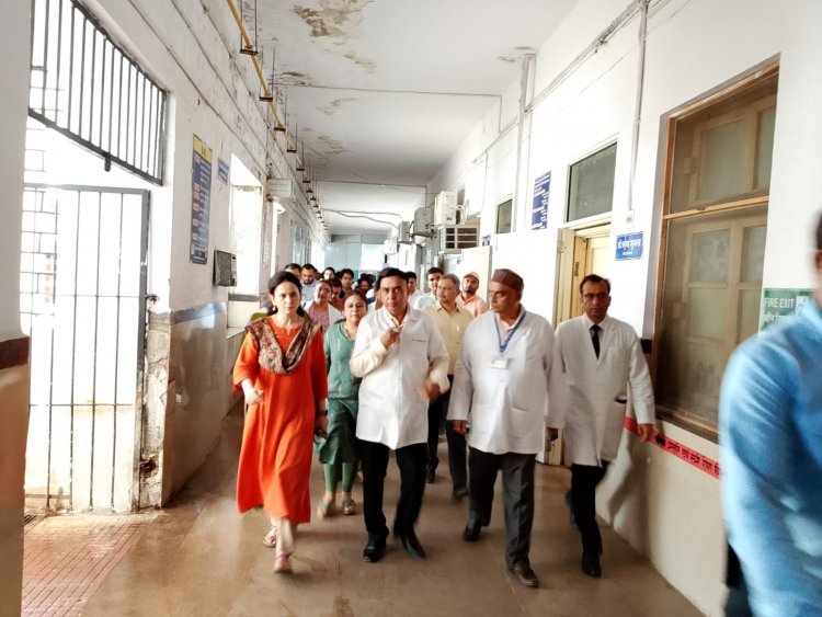 मेडिकल कॉलेज के डीन की लापरवाही की सजा महिला प्रोग्राम कोआर्डिनेटर को मिली, एमडी ने बर्खास्त किया