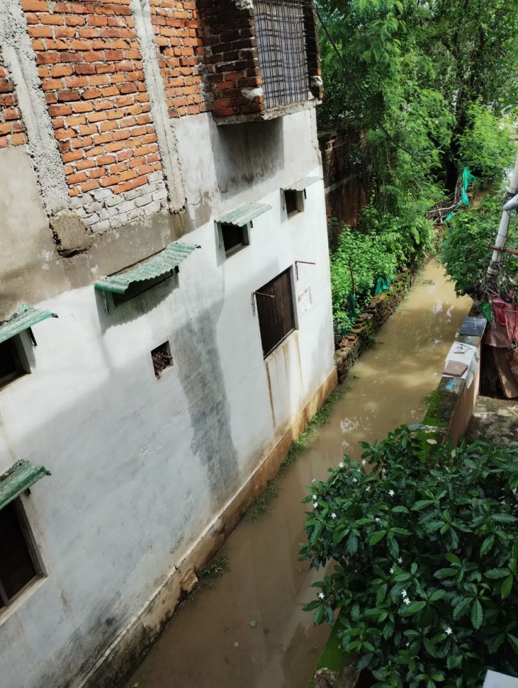 ठेकेदार ने ऐसी बना दी नाली कि अब टापू बन गया है मोहल्ला, बारिश का भर गया पानी, निकासी ही नहीं