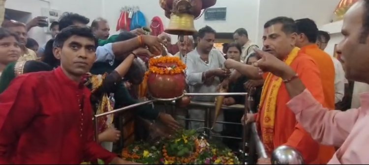 सावन का पहला सोमवार: हर हर महादेव की जयकारों से गूंजे शिवालय, मंदिरों में उमड़ी भीड़