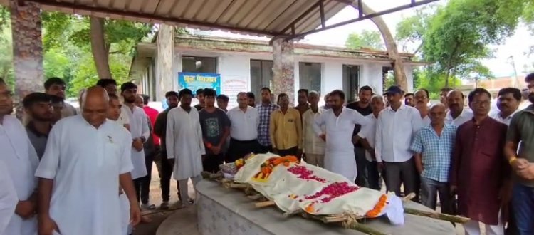 सीएम के ससुर ब्रम्हानंद पंचतत्व में हुए विलीन, अंतिम यात्रा में शामिल हुए डिप्टी सीएम, सीएम नहीं आ पाए सिर्फ पत्नी, बच्चे पहुंचे