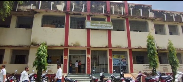 डिप्टी सीएम ने जिस स्कूल का कायाकल्प कराया, वहीं में घुसे चोर और कम्प्यूटर कक्ष में कर दिया हाथ साफ, अब तलाश रही पुलिस