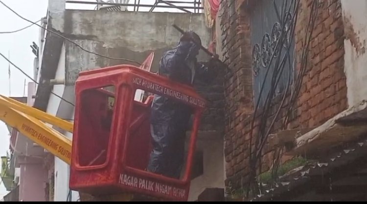 भारी बारिश के कारण मकान धंसा, फंस गए तीन सदस्य, एसडीआरएफ ने बाहर निकाला