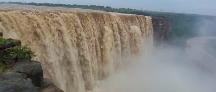 बारिश से जलप्रपात को लगे चार चांद...विहंगम नजारा कर रहा आकर्षित, पहुंच रहे पर्यटक