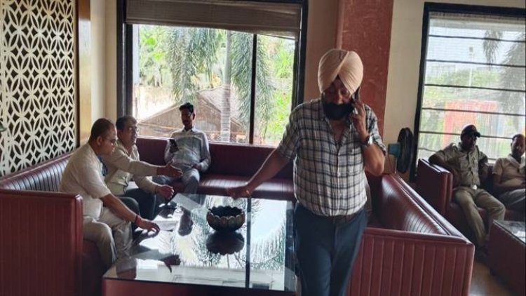 नामी होटल में ताला लगाने पहुंचा प्रशासन, मचा हड़कंप, होटल संचालक ने तुरंत किया यह काम तब रुकी कार्रवाई