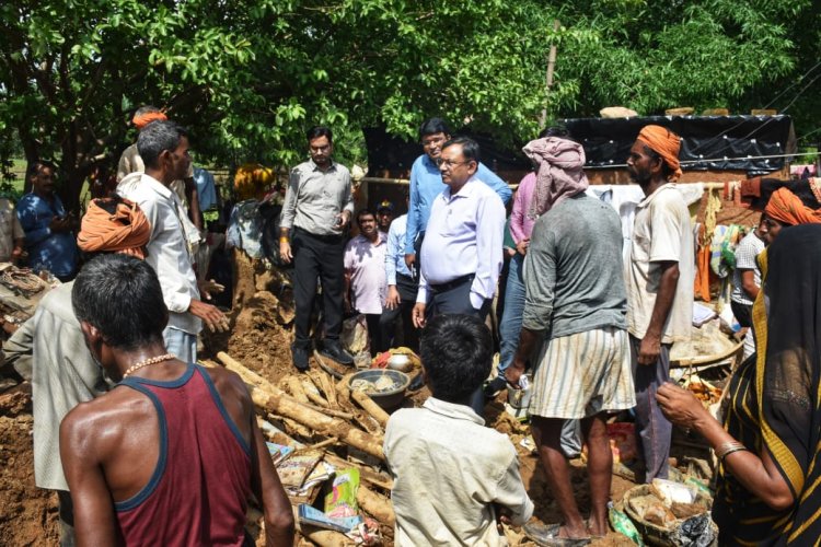 बाढ़ पीछे छोड़ गई खौफनाक मंजर: 150 घर हुए जमींदोज, कुछ भी नहीं बचा, गांव की हालत देखने पहुंचे आईजी और कमिश्नर