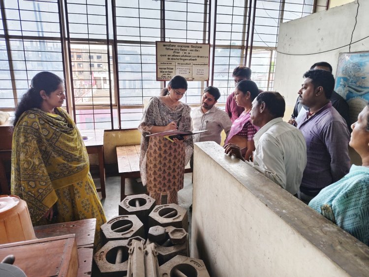 कलेक्टर अचानक पहुंची शिल्पी प्लाजा में संचालित विभाग, रजिस्टर का करने लगी पड़ताल सूख गई अधिकारियों की जान