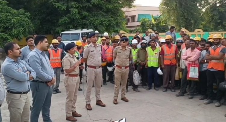 फैक्ट्री, स्कूल, बस सब जगह नजर आ रही पुलिस दे रही सिर्फ यही संदेश..नशा से दूरी है जरूरी