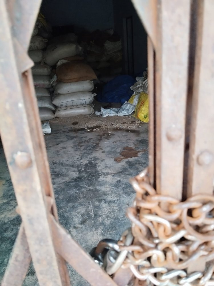 सरकारी भवन में कब्जा, एक में भूसा भर दिया और दूसरे को व्यापारी ने बना दिया गोदाम