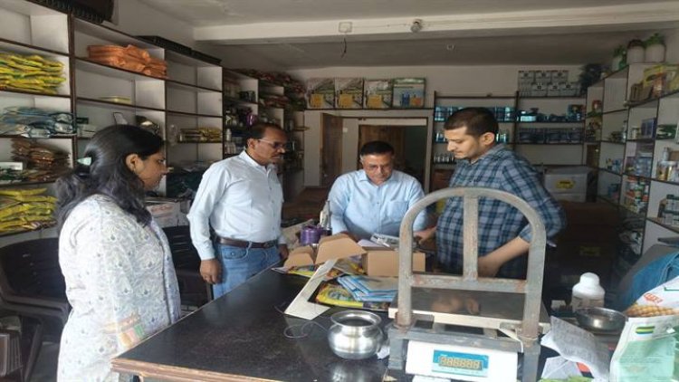 कांग्रेस ने हंगामा मचाया तो जागा प्रशासन, खाद बीज दुकान में पड़ा छापा, दुकान बंद कर भाग दुकानदार