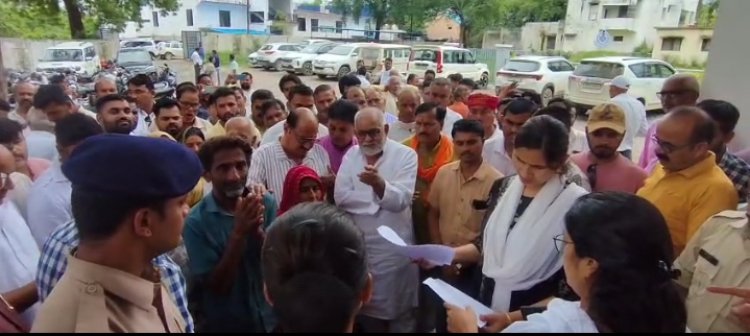 चोरहटा थाना कांड अभी खतम नहीं हुआ है...बीजेपी पीडि़त के पक्ष में पहुंची एसपी कार्यालय