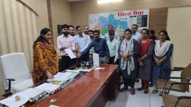 कलेक्टर के आदेश से खफा राजस्व अधिकारी, कामकाज छोड़ा, अब गाड़ी और डिजिटल सिग्नेंचर भी जमा करेंगे