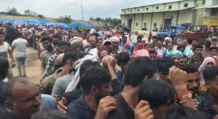 खाद के लिए मारामारी: सिर्फ एक दिन मिली यूरिया, दूसरे दिन 5 घंटे धूप में खड़े रहे जैसे नंबर आया तो बोले खत्म हो गई