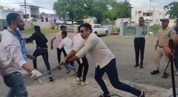 नशीली सिरफ की बिक्री के खिलाफ प्रदर्शन करने पहुंचे एनएसयूआई कार्यकर्ताओं पर पुलिस ने बरसाई लाठियां, दौड़ा दौड़ा कर पीटा