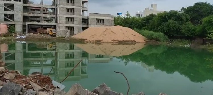 पीके स्कूल में मौत का तालाब...ठेकेदार को ऑडिटोरियम की स्वीकृति नहीं मिली लेकिन गड्ढा खोद दिया, अब खतरे में छात्राएं