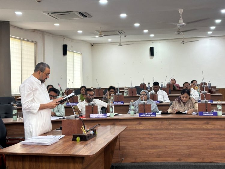 जनता को सिर्फ फ्री शौचालय देना चाहते हैं पार्षद और खुद के लिए नाश्ते से शुरू की लड़ाई और अंत में पेंशन और वेतन तक जूझते रहे