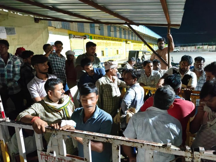 खाद की मारामारी: सुबह बटनी थी खाद और किसान रात में ही पहुंच गए, सैकड़ों की संख्या में पहुंचे