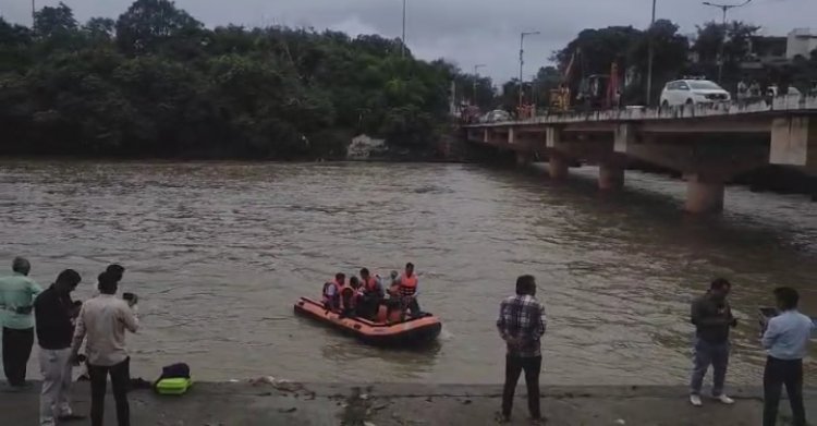 थाना प्रभारी की कार ने पुल से नदी में लगाई छलांग, कार डूबी 1 लापता, टीआई, एसआई का शव मिला